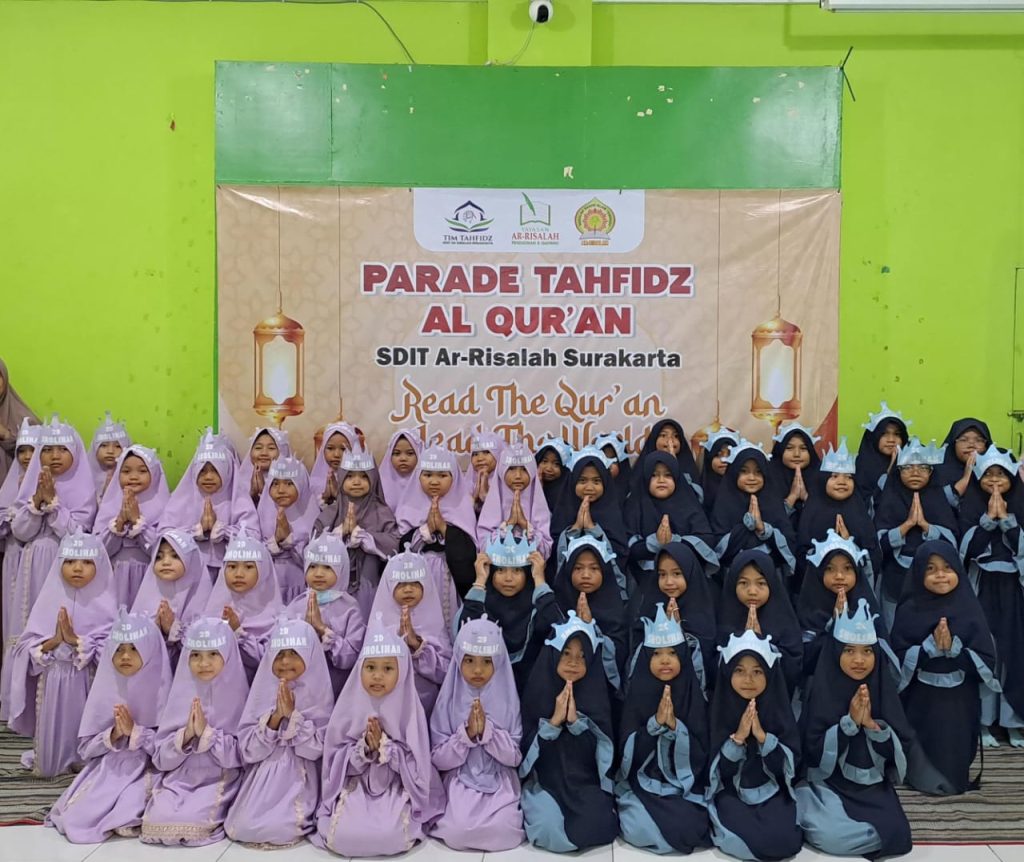 USUNG TEMA READ QUR’AN, LEAD THE WORLD, SDIT AR-RISALAH SURAKARTA ADAKAN PARADE TAHFIDZ